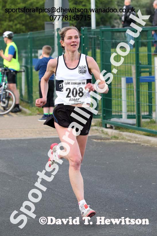Alison Dargie (Tyne Bridge) 3rd in the Clive Cookson 10k. Photo: David T. Hewitson/Sports for All Pics